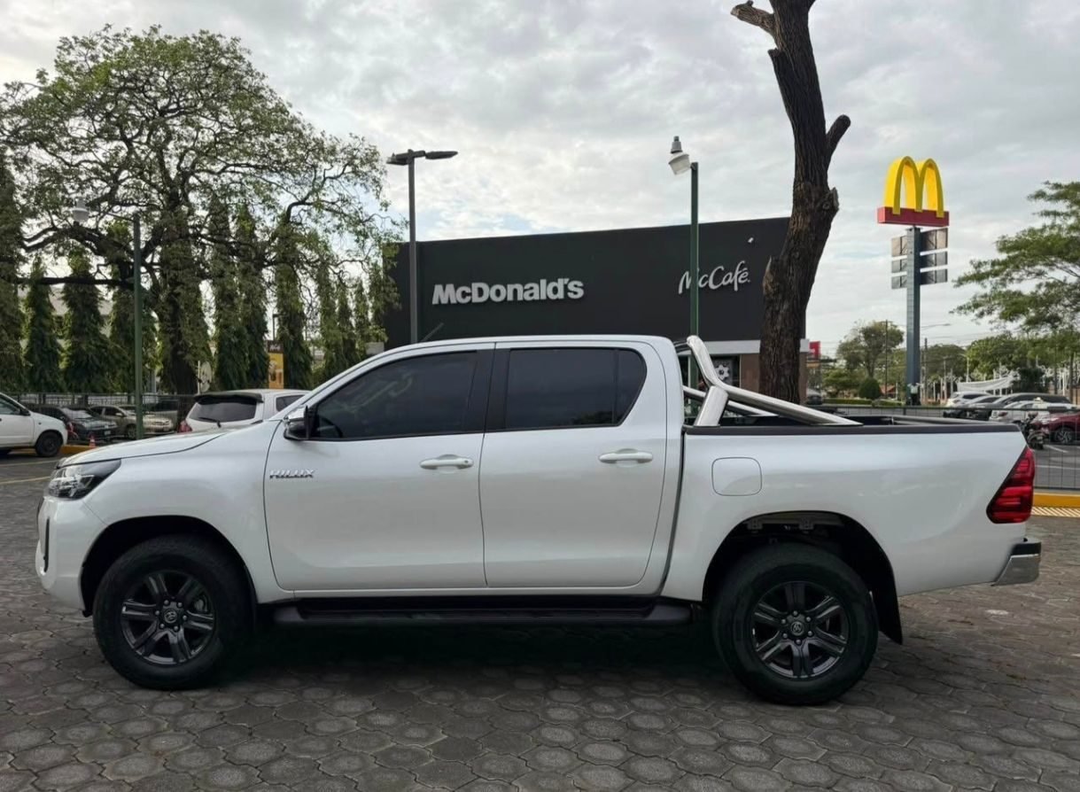 TOYOTA HILUX 2027 - foto 8