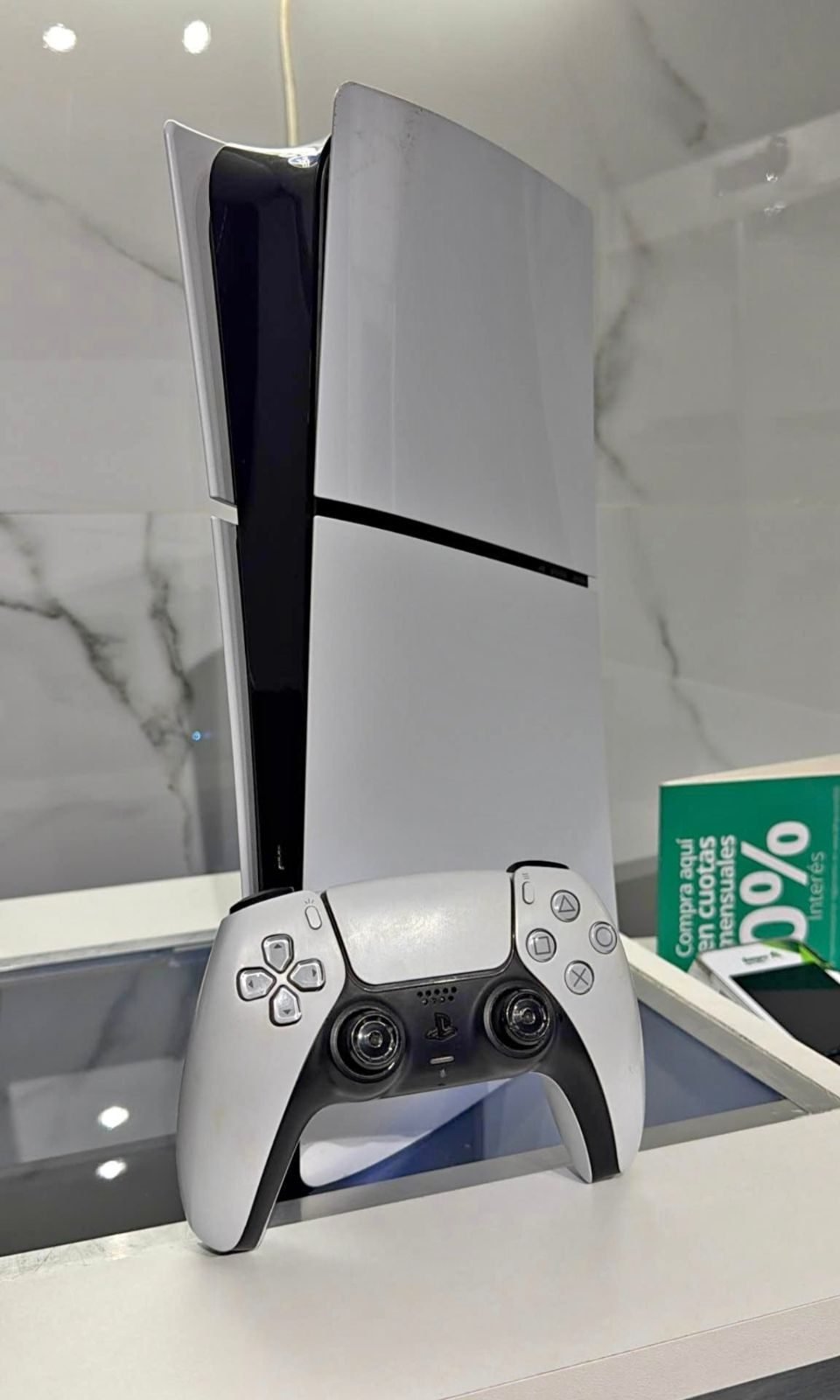 PS5 Slim 1TB con su control