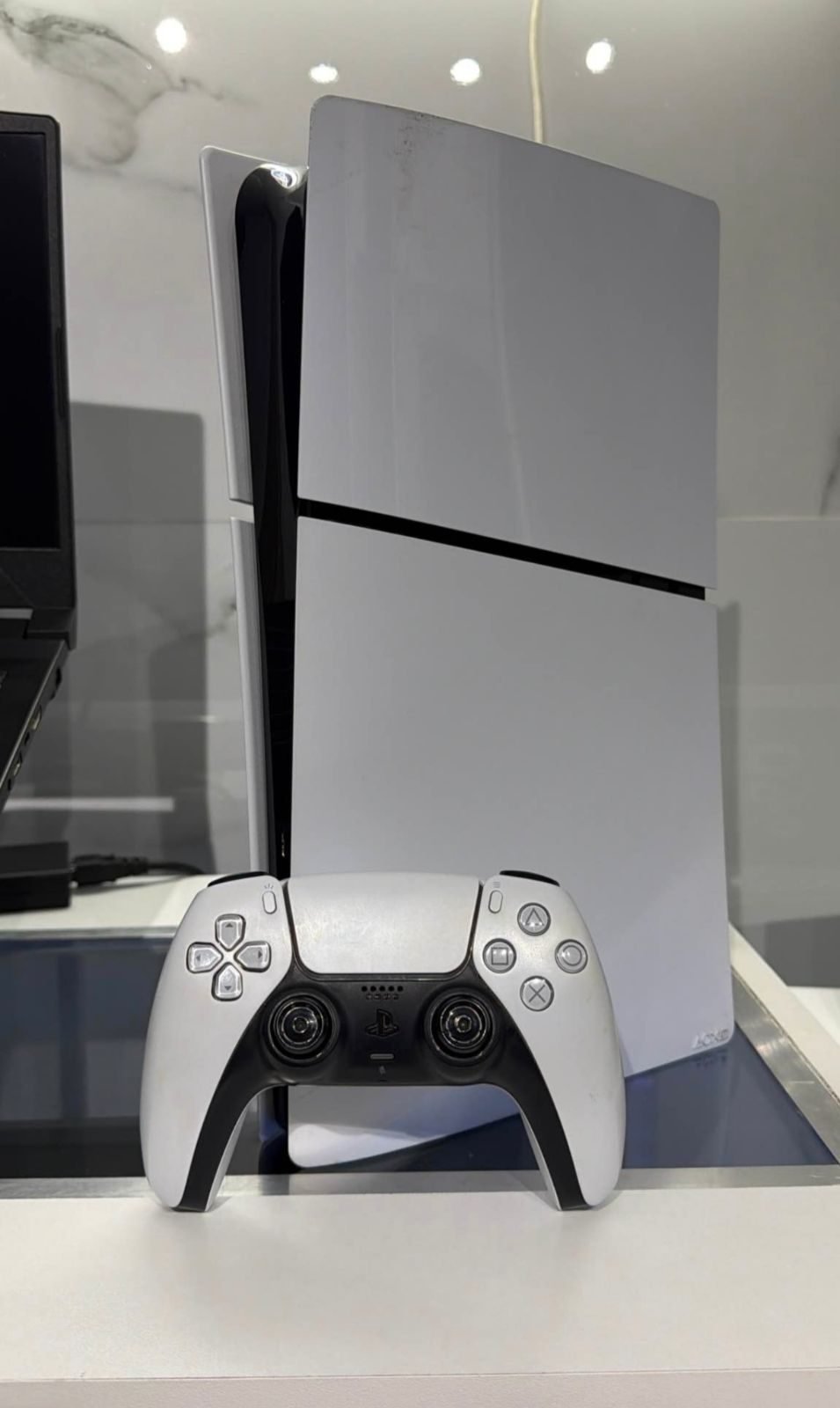 PS5 Slim 1TB con su control - foto 2