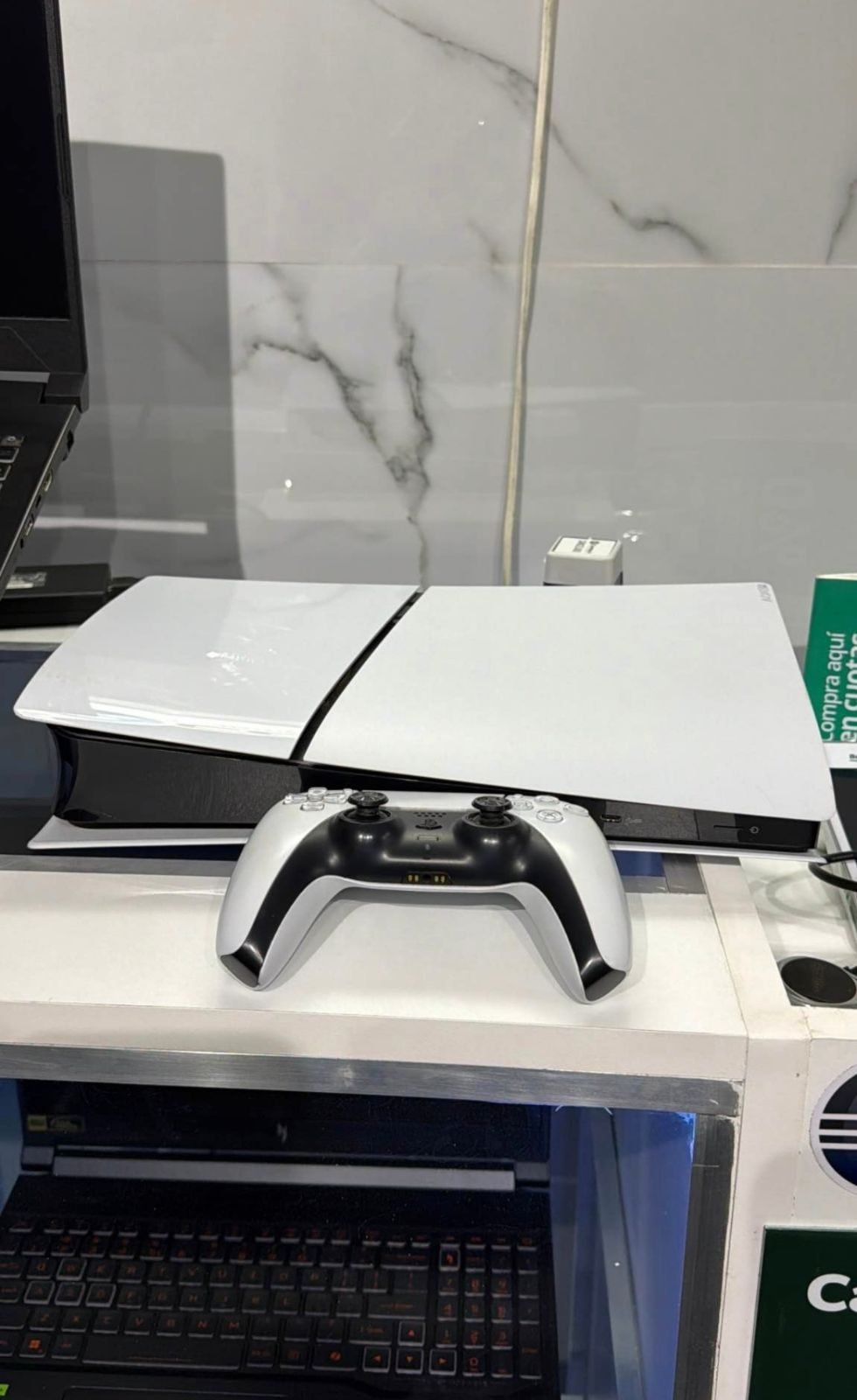 PS5 Slim 1TB con su control - foto 3
