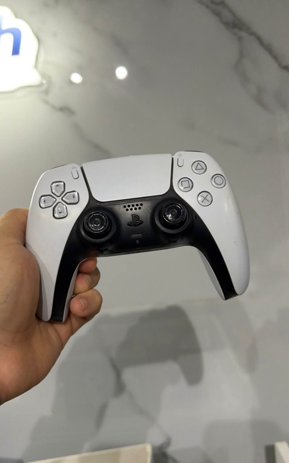 PS5 Slim 1TB con su control - foto 4