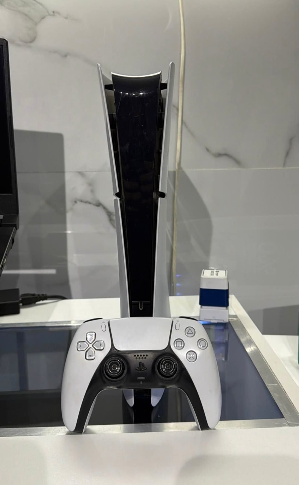 PS5 Slim 1TB con su control - foto 5