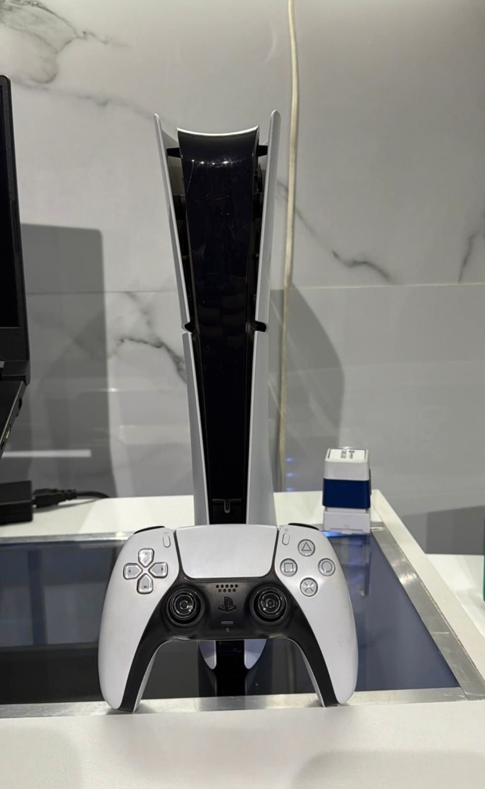 PS5 Slim 1TB con su control - foto 6