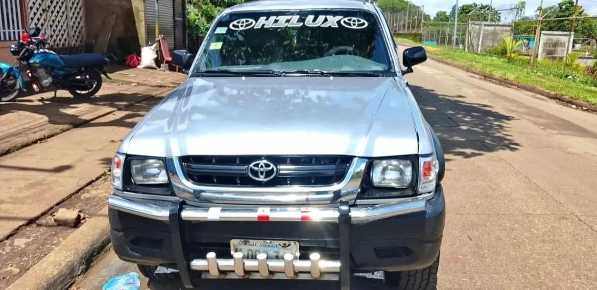 VENDO TOYOTA HILUX 4X4 AÑO 2002