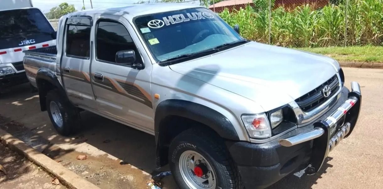VENDO TOYOTA HILUX 4X4 AÑO 2002 - foto 2