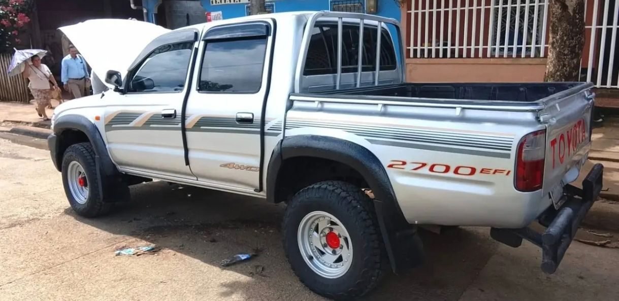 VENDO TOYOTA HILUX 4X4 AÑO 2002 - foto 3