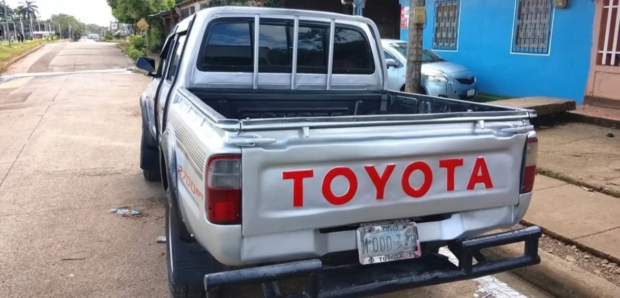 VENDO TOYOTA HILUX 4X4 AÑO 2002 - foto 4