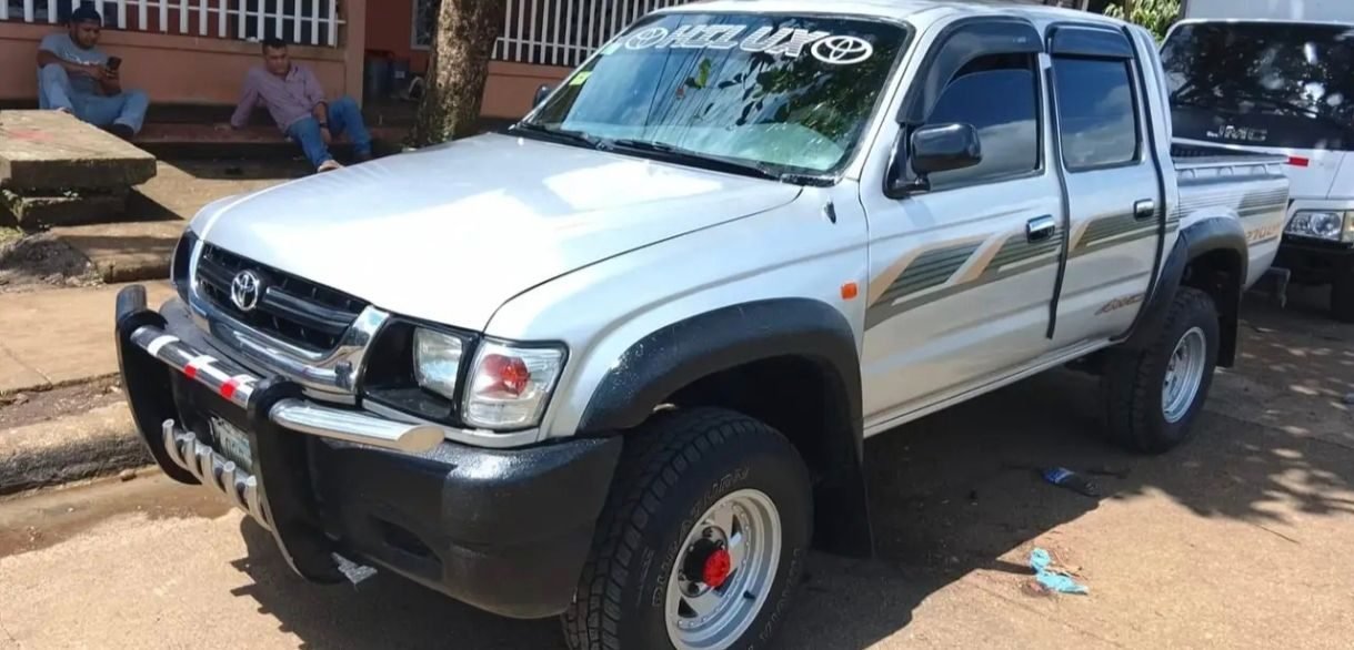 VENDO TOYOTA HILUX 4X4 AÑO 2002 - foto 5