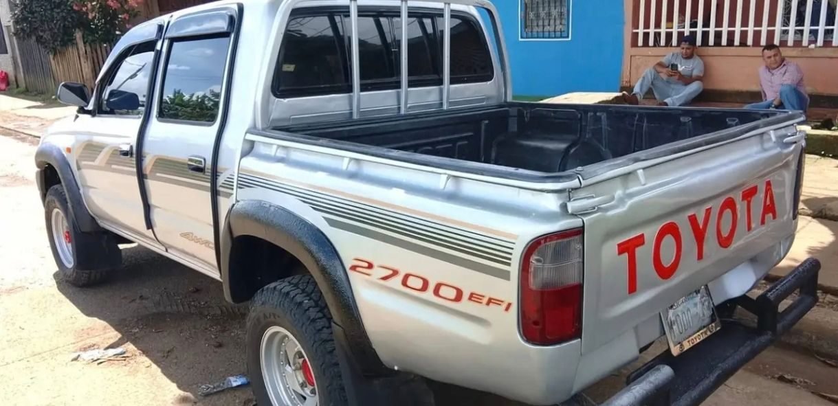 VENDO TOYOTA HILUX 4X4 AÑO 2002 - foto 6