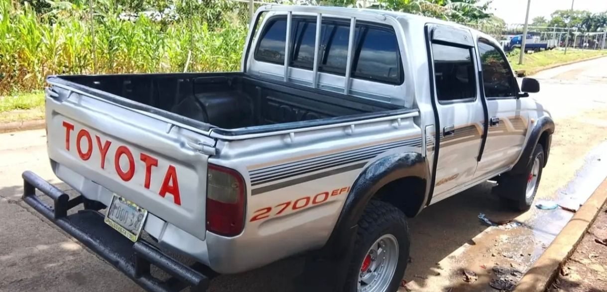 VENDO TOYOTA HILUX 4X4 AÑO 2002 - foto 7