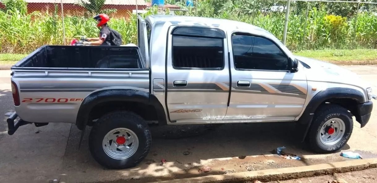 VENDO TOYOTA HILUX 4X4 AÑO 2002 - foto 8