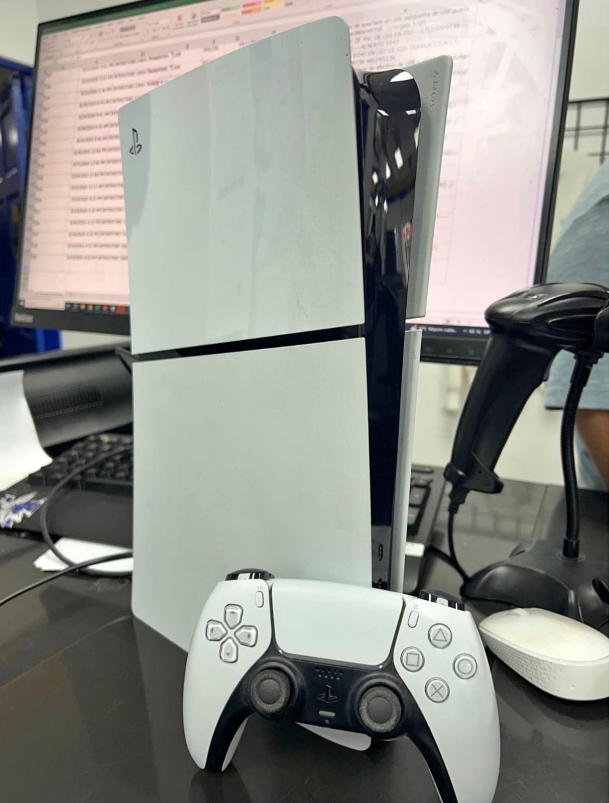 VENDO PS5 SLIM 1TERA CON FACTURA Y GARANTIA SOMOS TIENDA FISICA 61318397 ESCRIBAME ✅