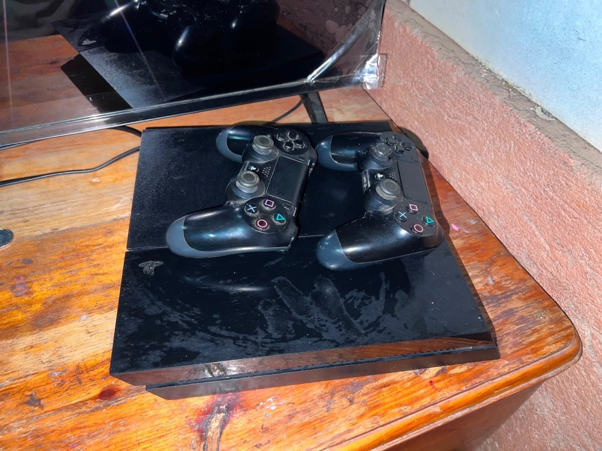 PlayStation 4 fat, Está a buen estado la consola pero esos son los detalles negociable gente seria escribir al WhatsApp - foto 2