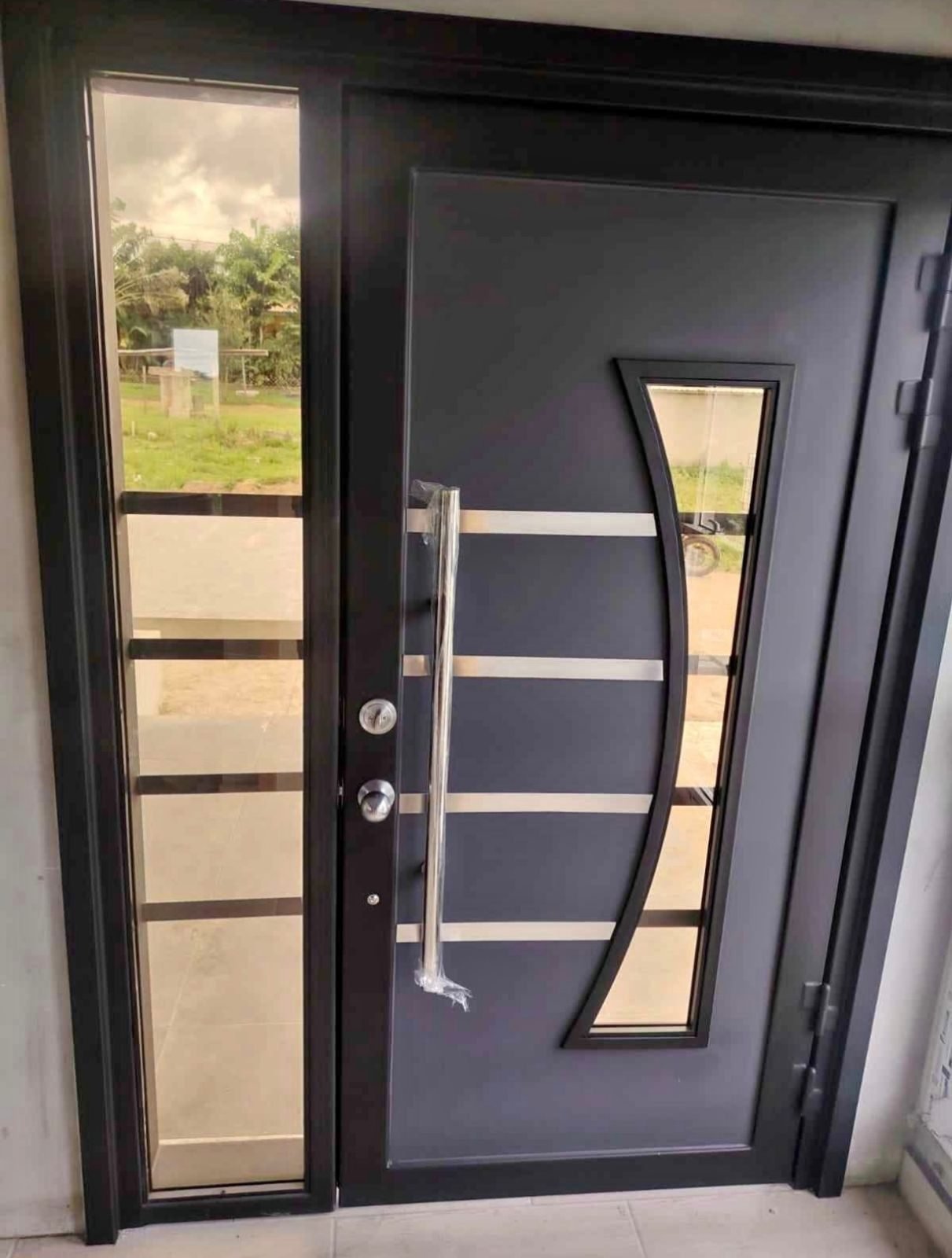 Puerta principal metálica