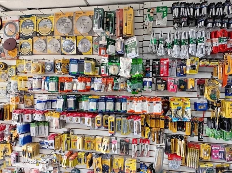 Venta de materiales de construcción y artículos ferreteros
